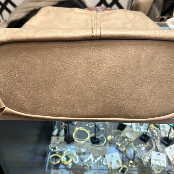 A vegan handbag, style type shoulder hobo cross-body with an extra strap - Picture 13 of 15